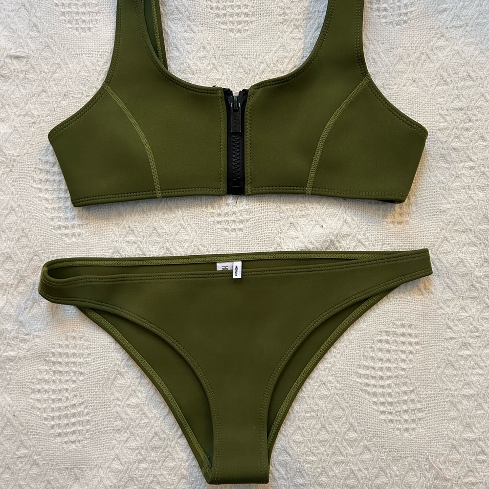 HOAKA Swimwear
Neoprene
Khaki
